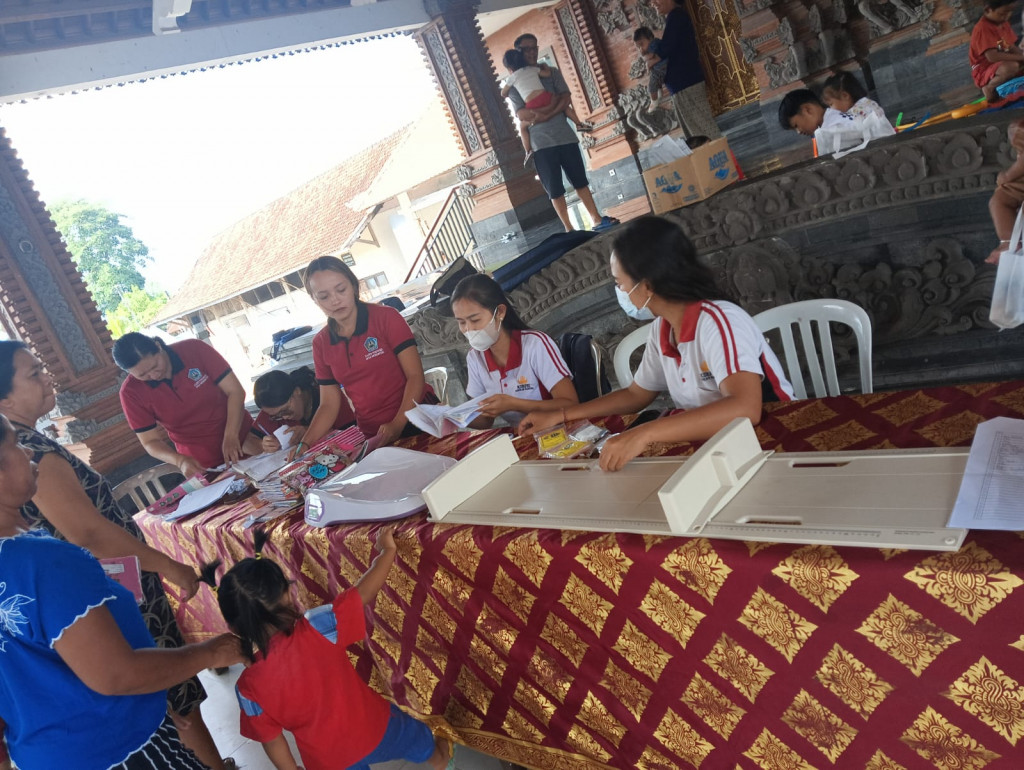 KEGIATAN POSYANDU BALITA DAN BKB DI BALAI BANJAR SILA DHARMA, PADA KESEMPATAN INI JUGA ADA PEMBERIAN OBAT CACING DAN PEMBERIAN PMT KEPADA SELURUH BALITA YANG DATANG.